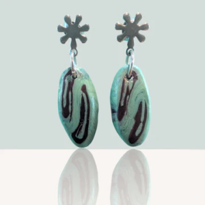 Ovall earrings with flower shaped stud